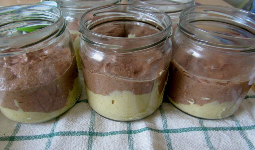 Kuchen im Glas: befüllte Gläser ungebacken