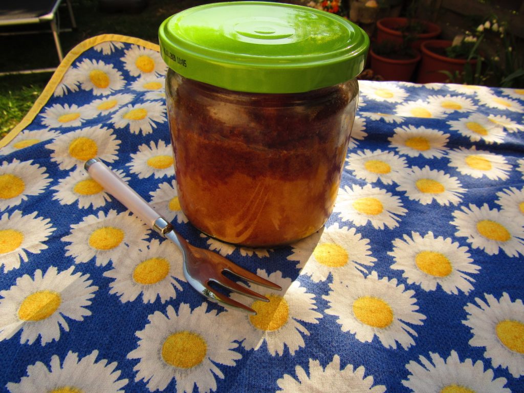 fertiger Kuchen im Glas mit Gabel