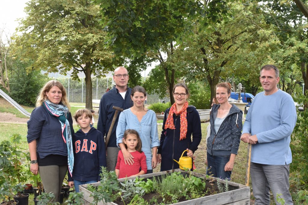 Gruppenfoto bei Hochbeetpflanzung