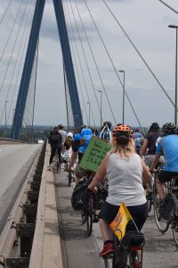 Radfahrer mit Plakat