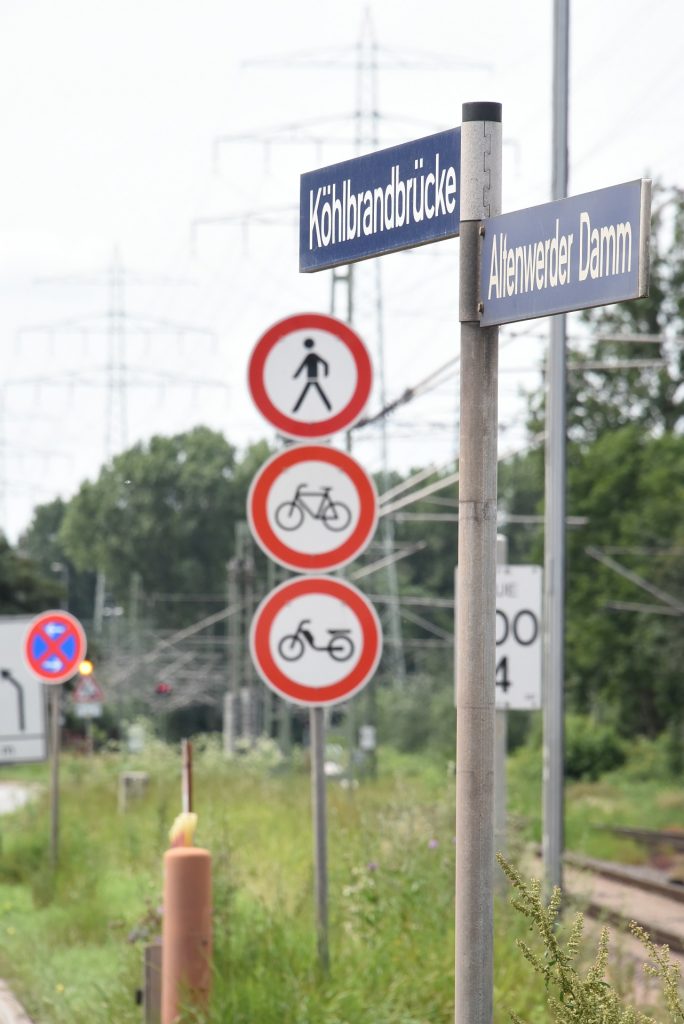 Verbotsschilder an der Köhlbrandbrücke