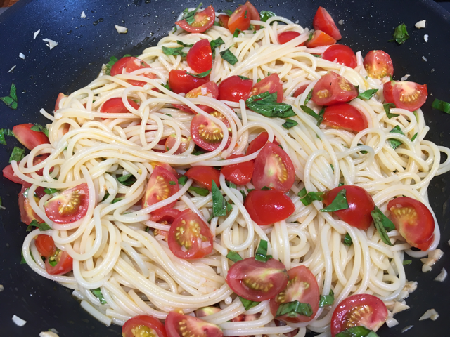 Spagetti mit Tomaten und Basilikum